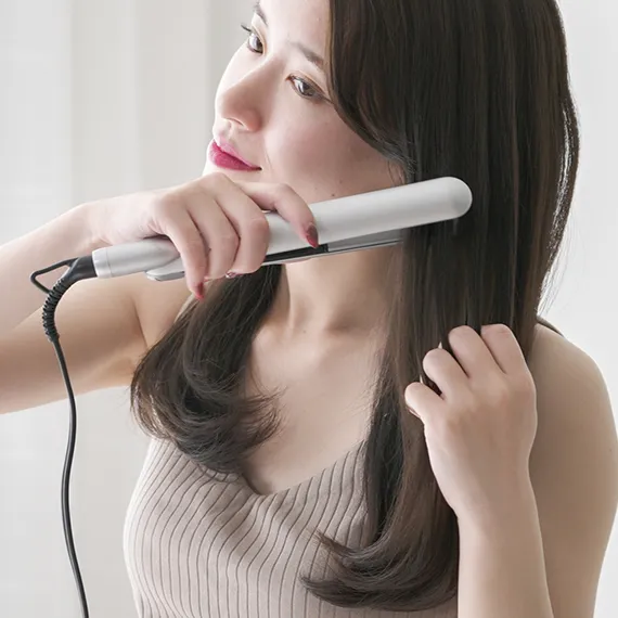 商品を体験する女性