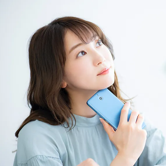 商品を予約する女性