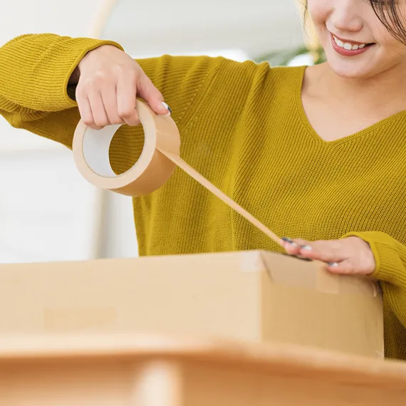 商品を返却する女性